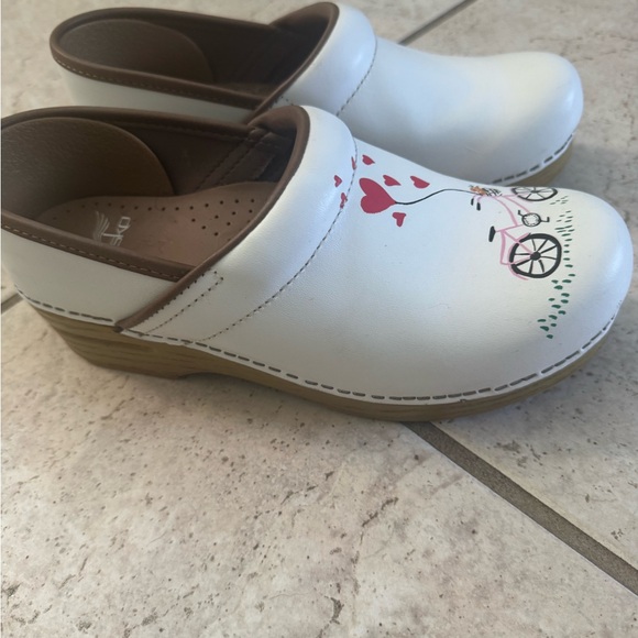 Dansko Professional White Leather Clogs – Heart Balloon Bicycle Print - Picture 1 of 5
